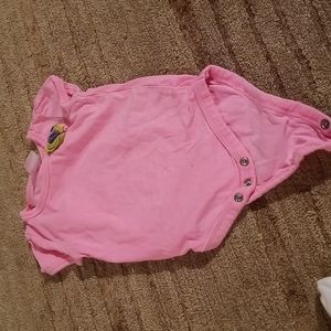 5/25 little tots 9m short sleeve onsie